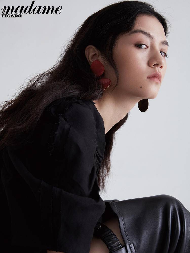 金像獎影后春夏登雜志開年封面 演繹靈動少女專屬魅力