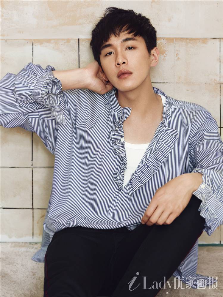 張若昀帥氣寫真封面大片 彰顯多面偶像魅力