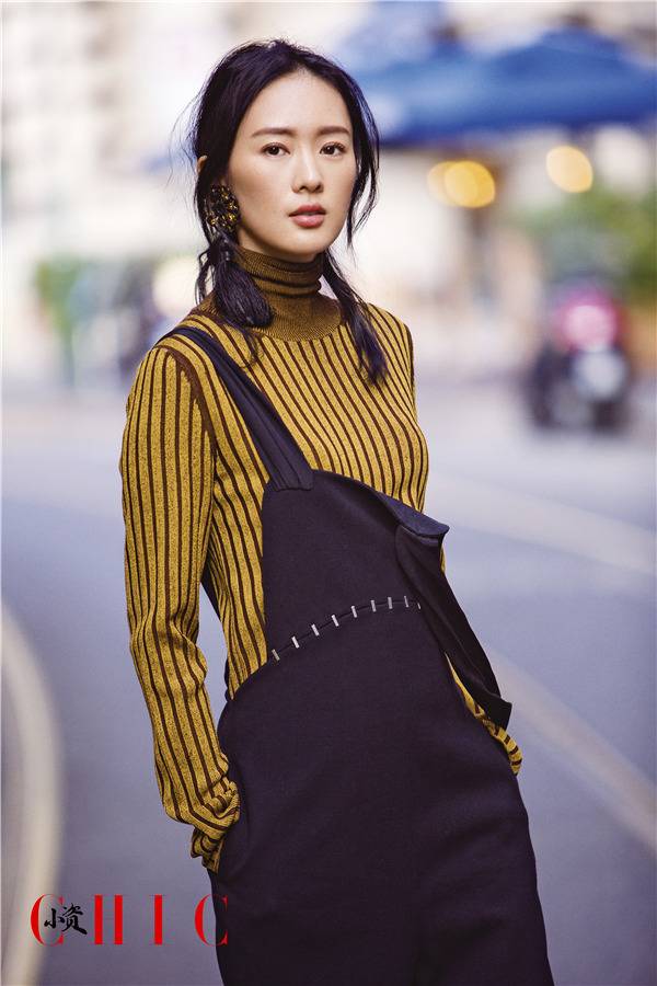 影星童瑤雜志寫真曝光 俏皮時髦眼神撩人