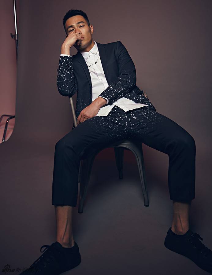 楊祐寧時尚雜志封面曝光 裸身西裝8塊腹肌撩人