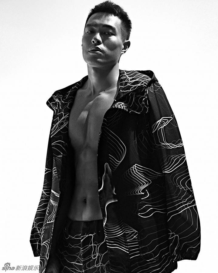 楊祐寧時尚雜志封面曝光 裸身西裝8塊腹肌撩人