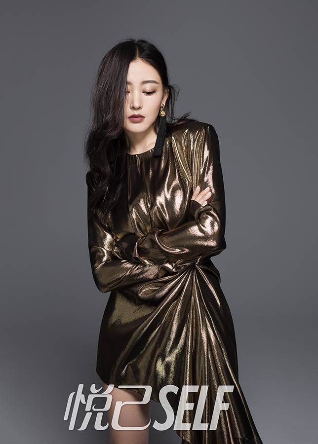 張?zhí)鞇垭s志封面時尚美圖 演繹雙重質(zhì)感小秀風情