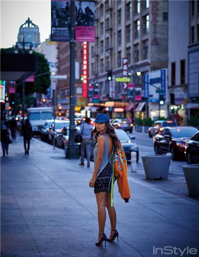 Emily Ratajkowski登雜志封面 白T演繹多種造型