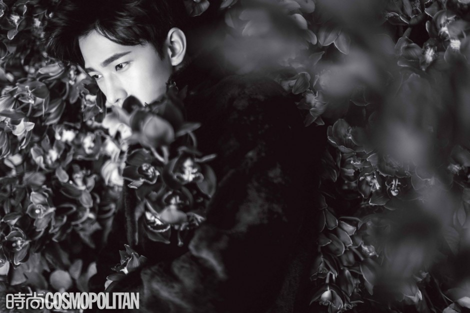 楊洋登《時(shí)尚COSMO》雜志封面 化身暗夜花美男
