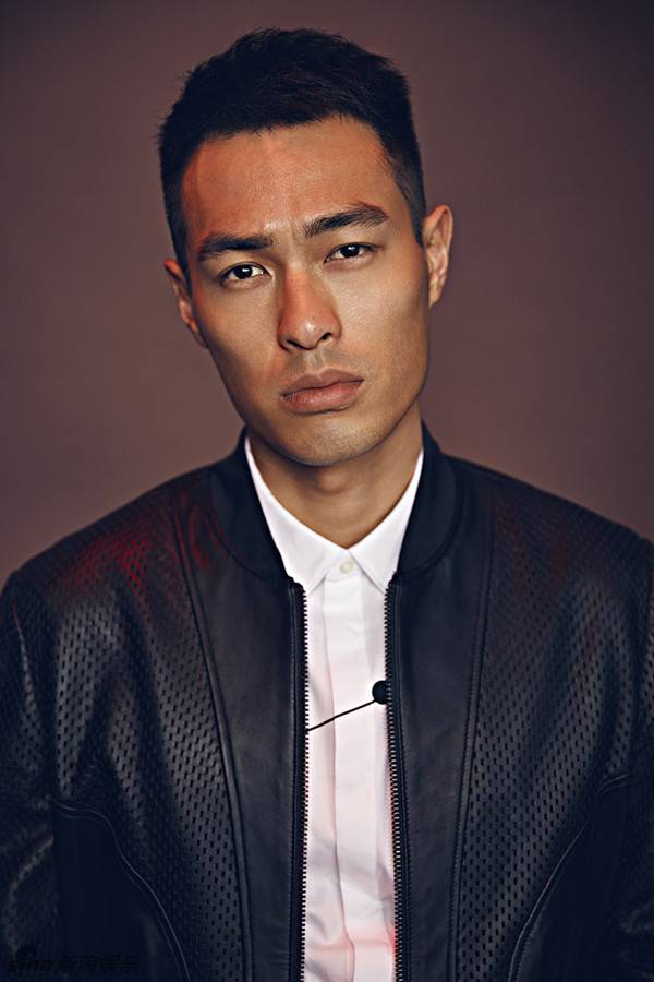 楊祐寧時(shí)尚雜志封面曝光 裸身西裝8塊腹肌撩人