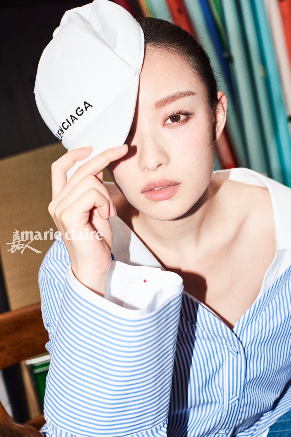 倪妮雜志封面大片玩轉(zhuǎn)冷酷風 深情高冷張力十足