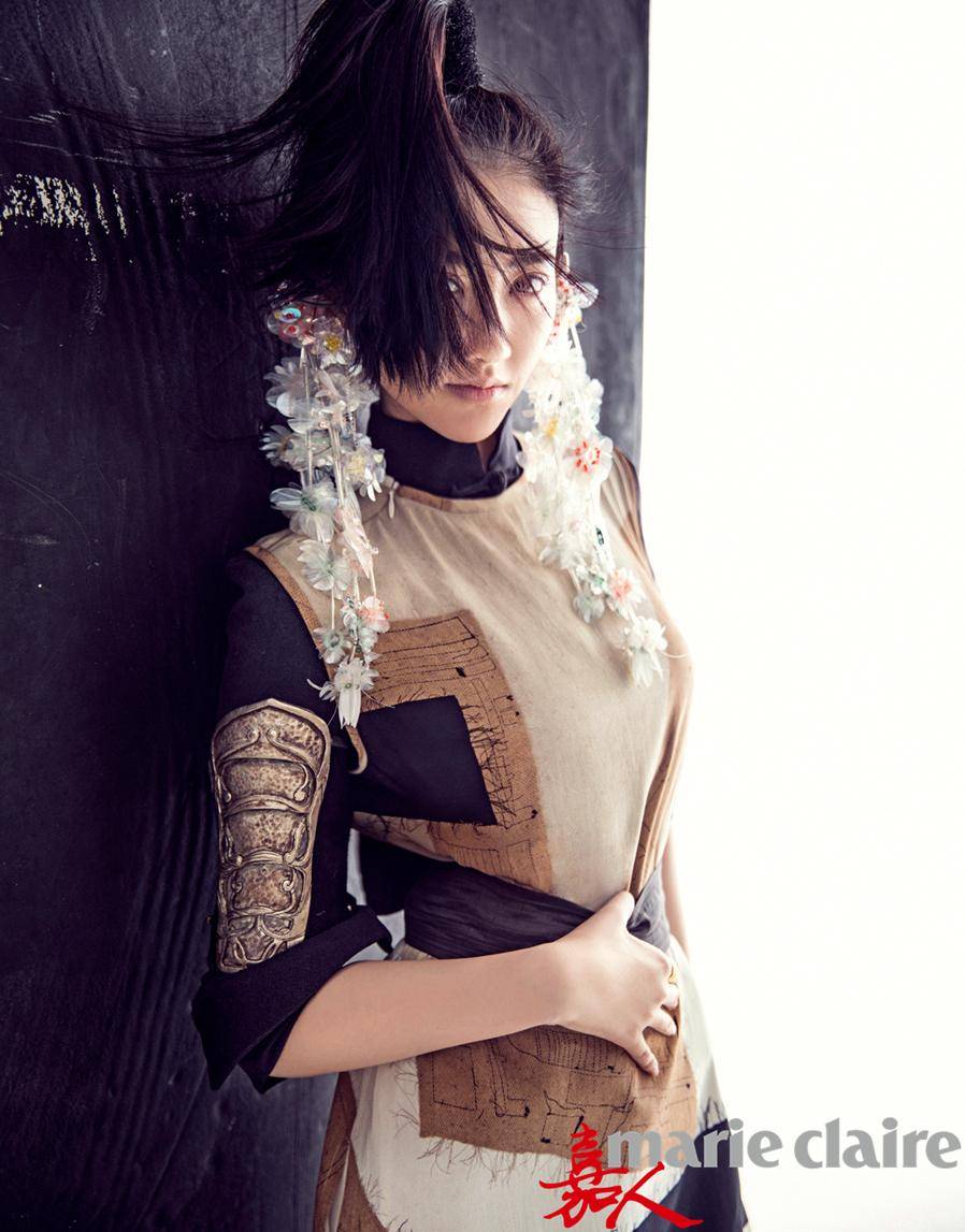 景甜雜志封面圖片公開 前衛(wèi)造型英氣十足