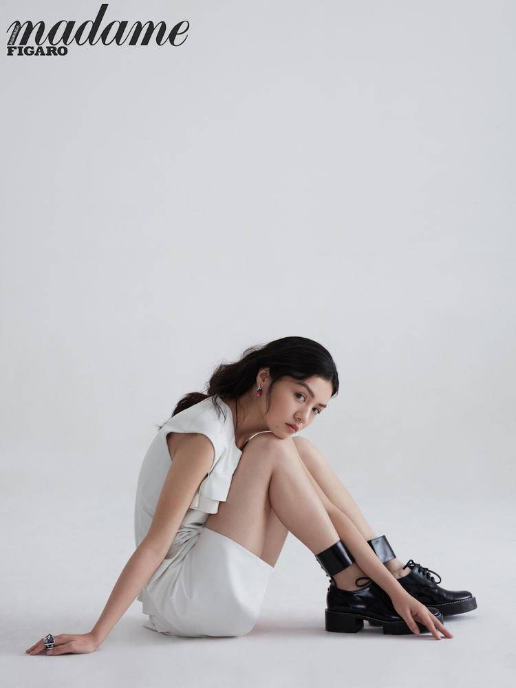 金像獎影后春夏登雜志開年封面 演繹靈動少女專屬魅力