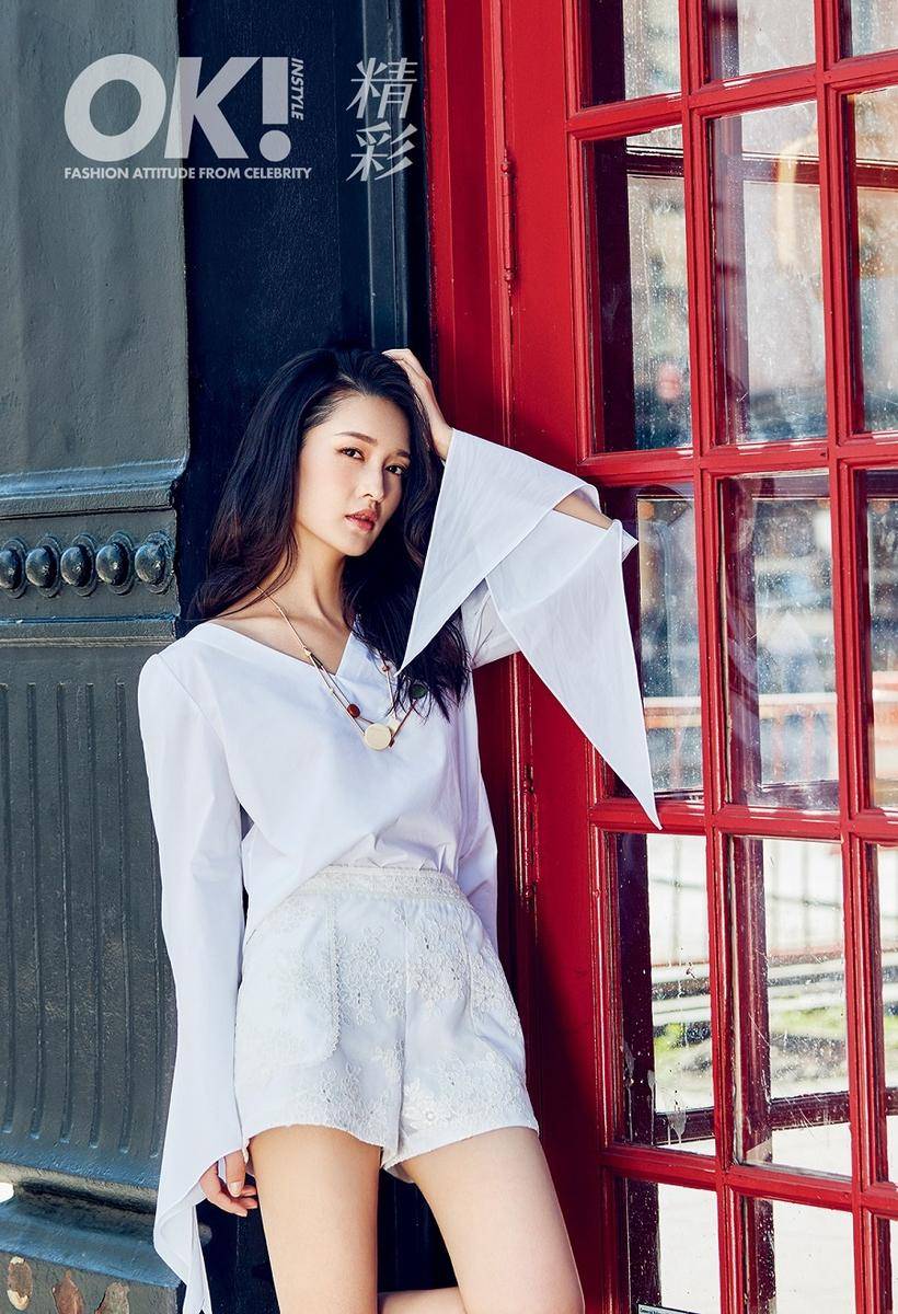 演員李沁首登雜志封面 明艷惹眼漫步街頭