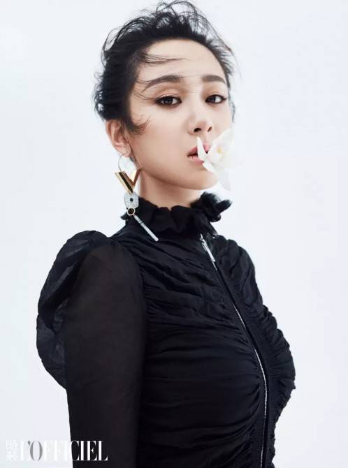 楊紫雜志封面照曝光 一身華服盡顯嬌麗容顏