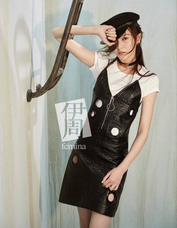 《伊周》攜手唐嫣拍攝封面寫(xiě)真 女王氣場(chǎng)總裁范兒