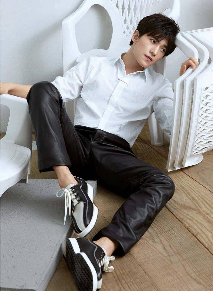 楊洋封面大片秀長腿 風(fēng)格百變展多面魅力