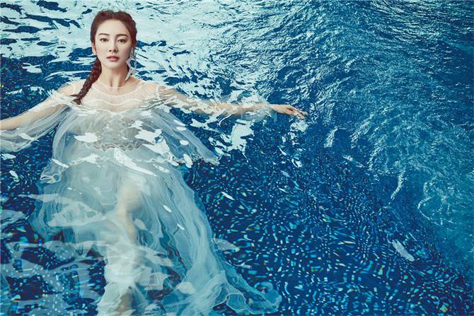 “女神”張雨綺性感演繹另類時尚登《悅己》雜志封面