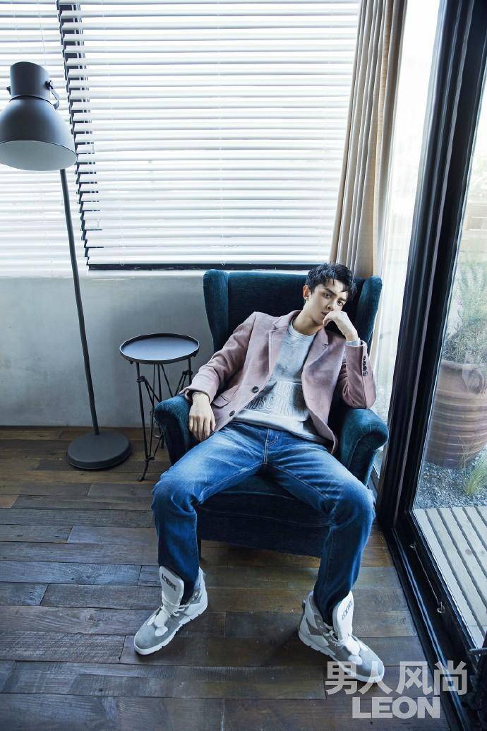 吳磊雜志封面大片曝光 冷峻眼神蛻變成型男