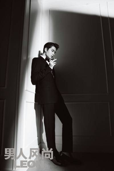 陳學(xué)冬雜志黑白復(fù)古大片 化身名門&ldquo;貴公子&rdquo;