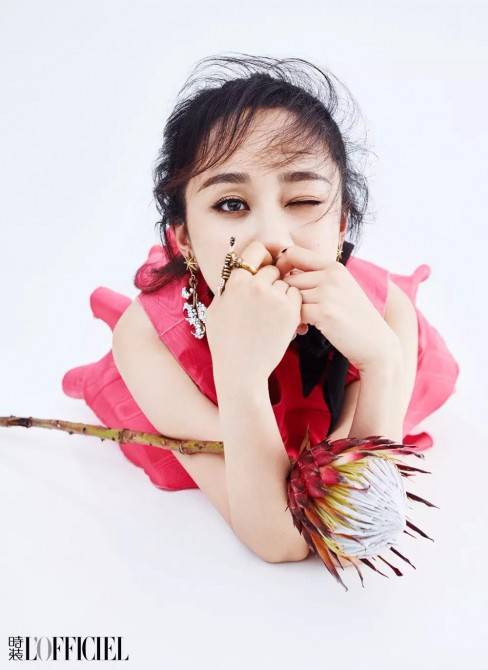 楊紫雜志封面照曝光 一身華服盡顯嬌麗容顏