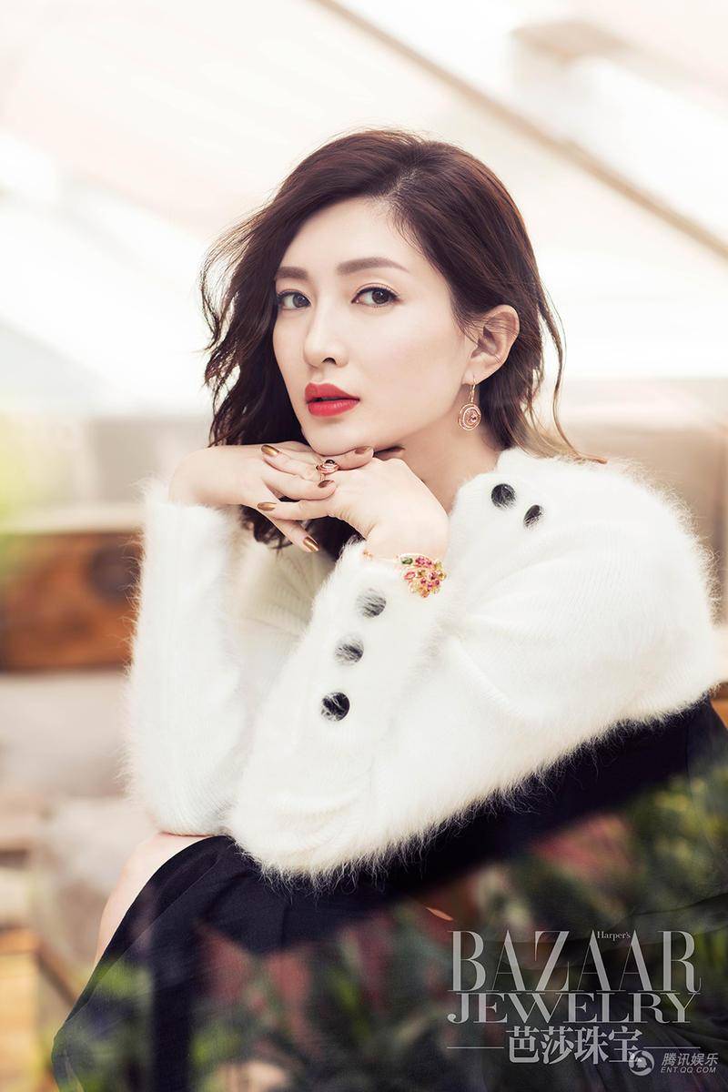 江疏影雜志封面寫真 紅唇示人氣場全開