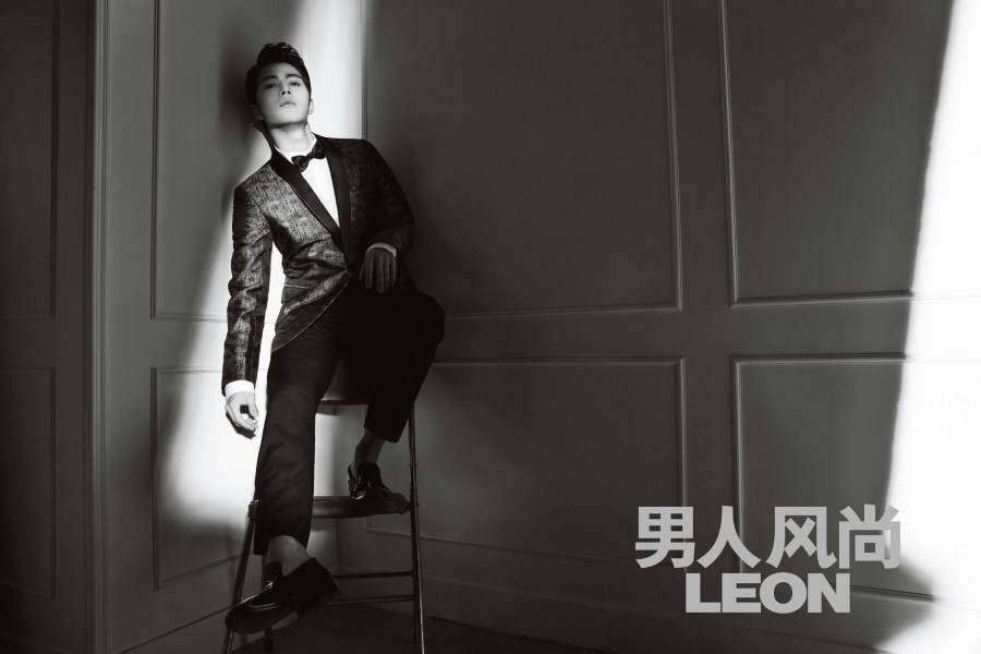 陳學(xué)冬雜志黑白復(fù)古大片 化身名門&ldquo;貴公子&rdquo;