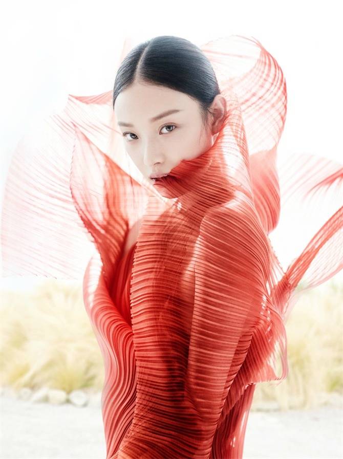 倪妮再登雜志封面 淡雅的妝容如火炙熱