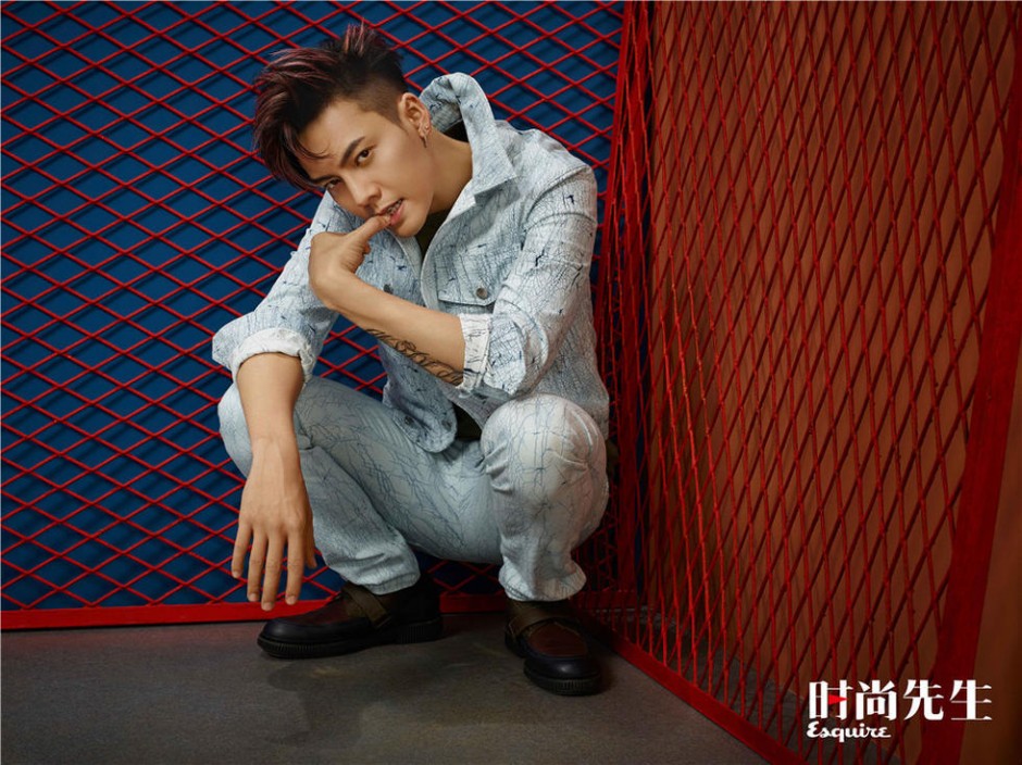 陳偉霆最新雜志封面圖片 痞帥氣質(zhì)眼神深邃撩人