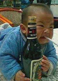 兒童惡搞抽煙圖片之我很憂傷