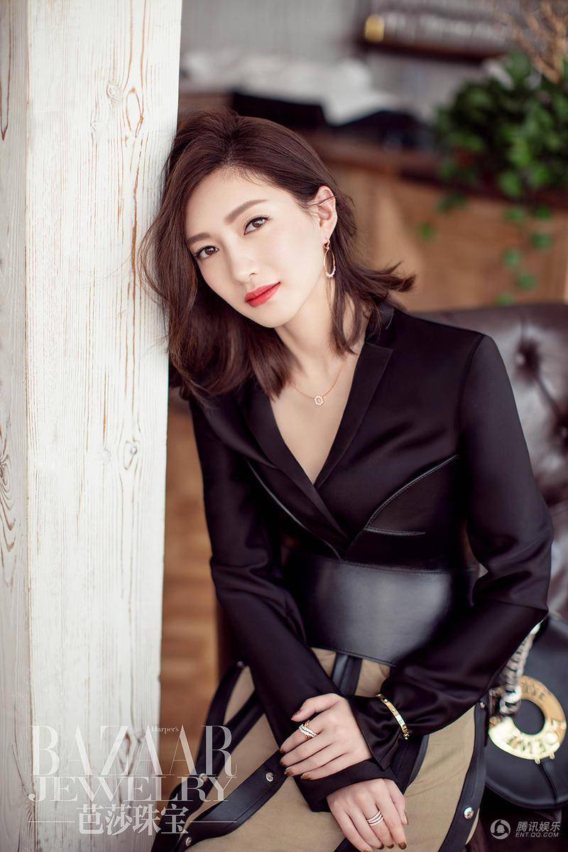 江疏影雜志封面寫(xiě)真 紅唇示人氣場(chǎng)全開(kāi)