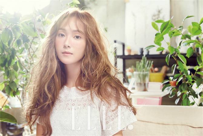 Jessica鄭秀妍拍攝美妝大片 風(fēng)格迥異明艷動(dòng)人