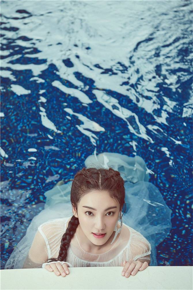 “女神”張雨綺性感演繹另類時(shí)尚登《悅己》雜志封面