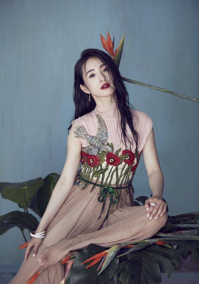 &ldquo;少女人妻&rdquo;林依晨雜志封面美圖 姿態(tài)優(yōu)雅顯知性