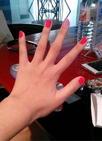 中指指甲內(nèi)涵圖 就只有這個指甲掉色了