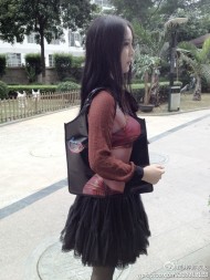 妹子無節(jié)操內(nèi)涵圖  內(nèi)內(nèi)都露出來了妹子無節(jié)操內(nèi)涵圖紅色帶子