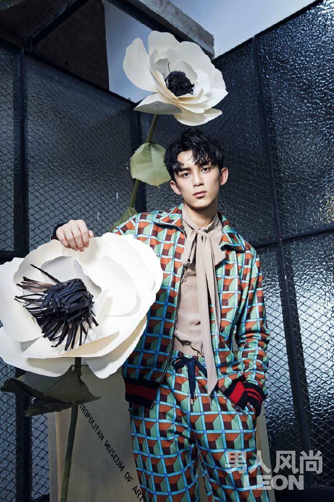 吳磊雜志封面大片曝光 冷峻眼神蛻變成型男