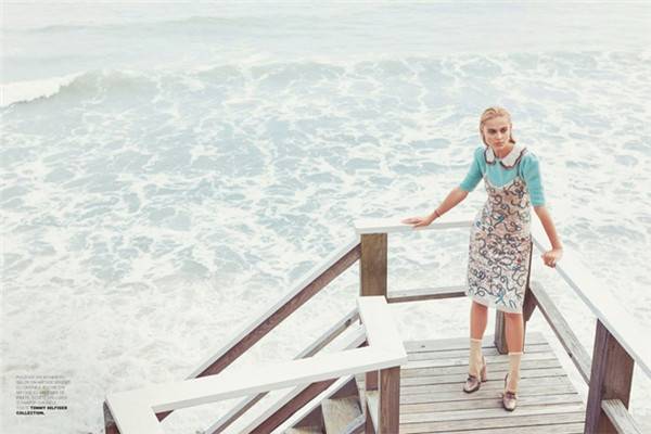 超模Viktoriya Sasonkina登《ELLE》11月雜志封面