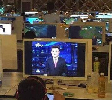 爆笑圖片之來網(wǎng)吧看新聞聯(lián)播你應(yīng)該是第一個