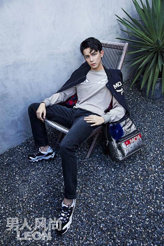 吳磊雜志封面大片曝光 冷峻眼神蛻變成型男