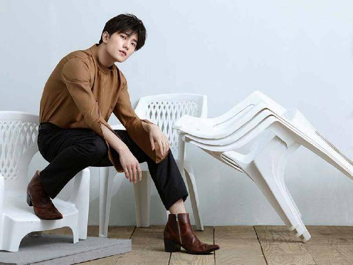 楊洋封面大片秀長(zhǎng)腿 風(fēng)格百變展多面魅力