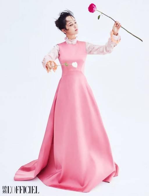 楊紫雜志封面照曝光 一身華服盡顯嬌麗容顏