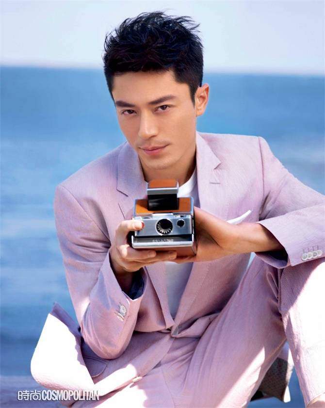 霍建華登《時尚COSMO》雜志封面 眼神深邃動人心弦