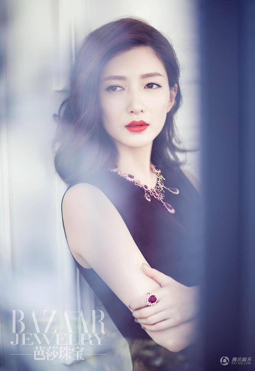 江疏影雜志封面寫真 紅唇示人氣場全開