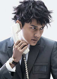 馮紹峰示范男士西裝發(fā)型 果敢?guī)洑鈺r(shí)尚感十足