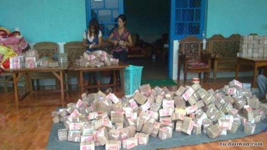 搞笑內(nèi)涵圖片之論男生如何在泳池制造飄逸效果