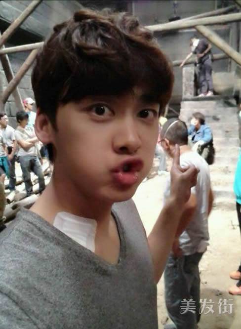 李易峰發(fā)型圖片 李易峰時尚燙發(fā)發(fā)型錦集