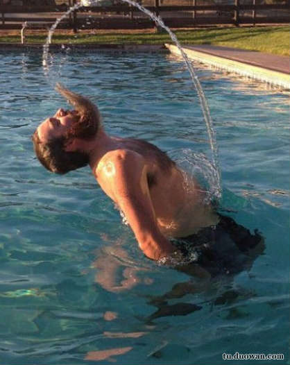 搞笑內(nèi)涵圖片之論男生如何在泳池制造飄逸效果