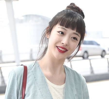 韓國(guó)女明星發(fā)型 雪莉眉上短劉海丸子頭青春洋溢