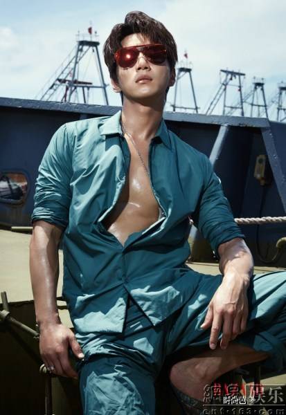 黃致列時(shí)尚大片寫真照 肌肉猛男展現(xiàn)野性魅力