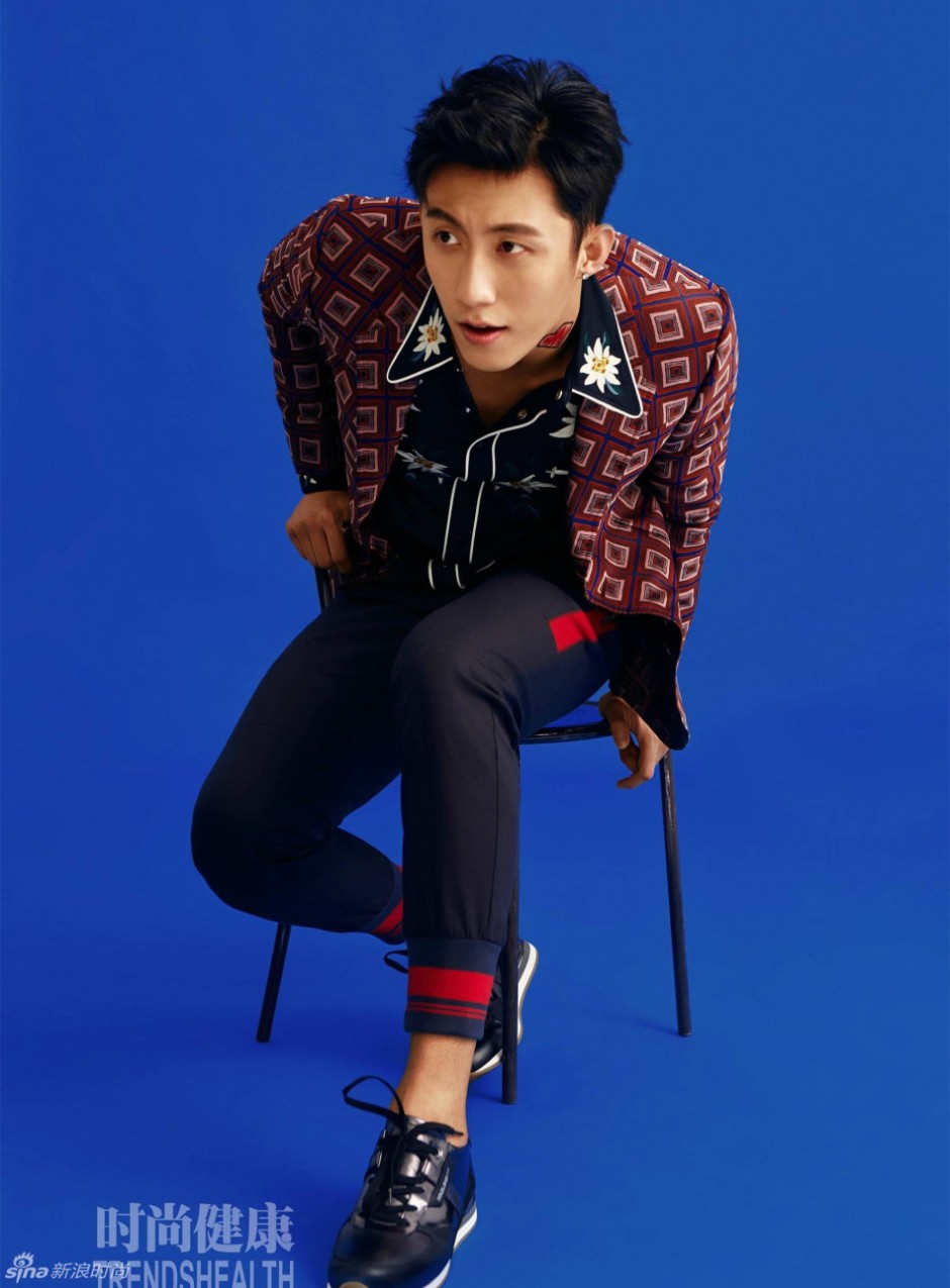 黃景瑜肌肉寫真曝光 衣襟大開腹肌盡現(xiàn)