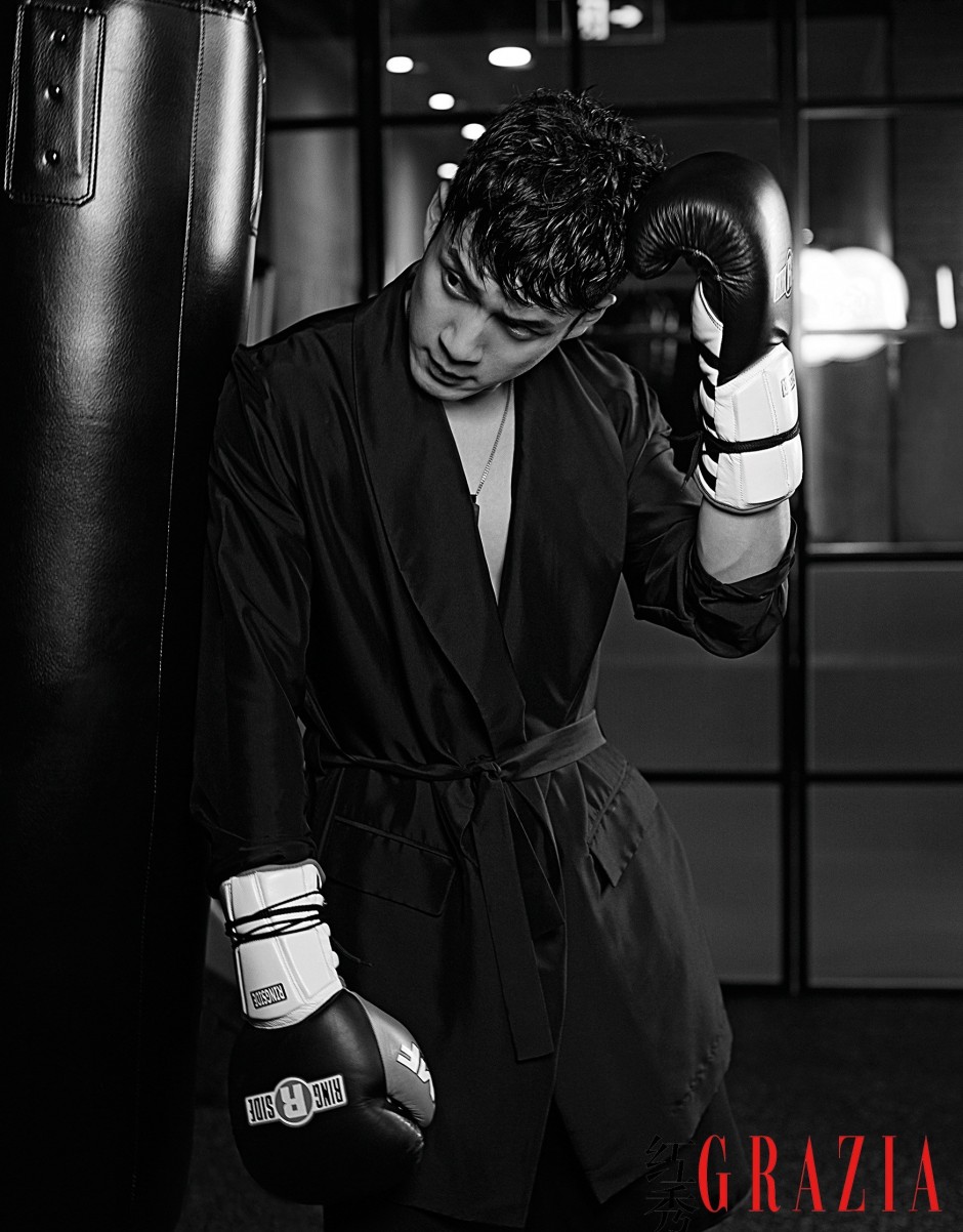 演員韓東君時(shí)尚寫真 運(yùn)動(dòng)濕身肌肉半露引尖叫