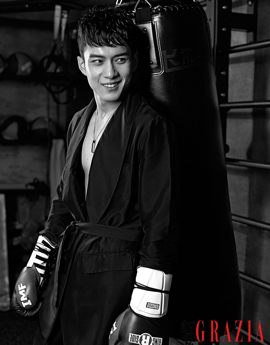 演員韓東君時(shí)尚寫真 運(yùn)動(dòng)濕身肌肉半露引尖叫