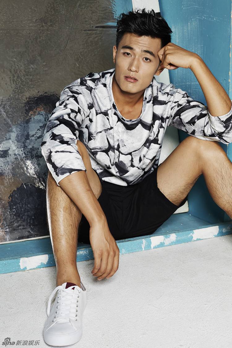 演員吳旭東時尚寫真曝光 休閑風盡顯運動型男本色