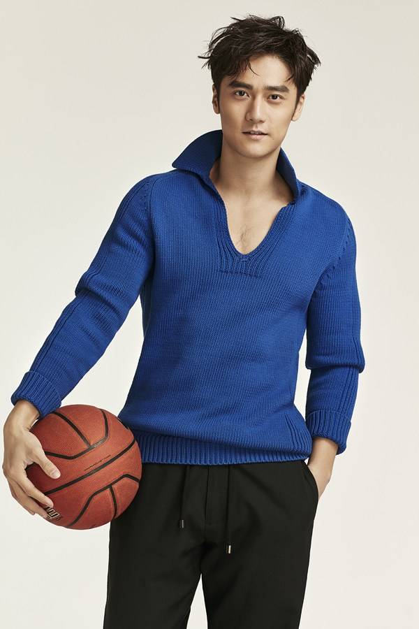 蔣勁夫籃球運(yùn)動時尚寫真 胸口半露盡顯型男本色